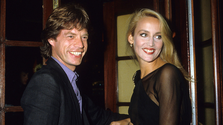 Mick Jagger et Jerry Hall des Rolling Stones souriants
