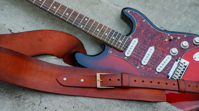 Une sangle sur une guitare électrique