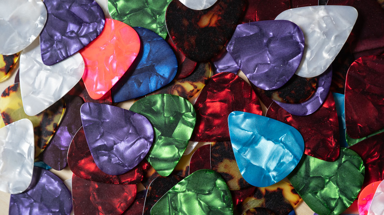 Une pile de médiators colorés