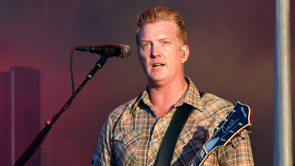 Citation du jour par Josh Homme : "La vie est composée de moments suspendus dans l'air..."