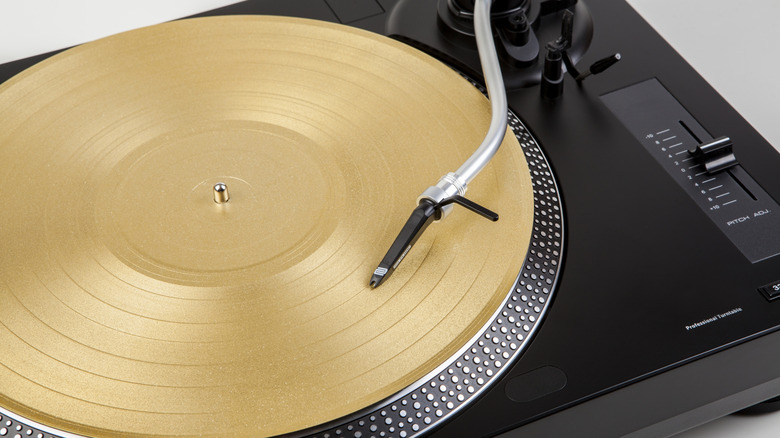 Une platine vinyle pour lire des disques vinyles