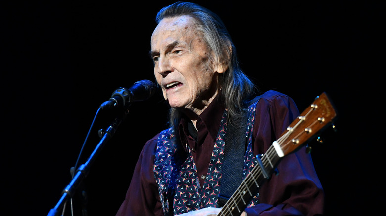 Gordon Lightfoot avec guitare sur scène