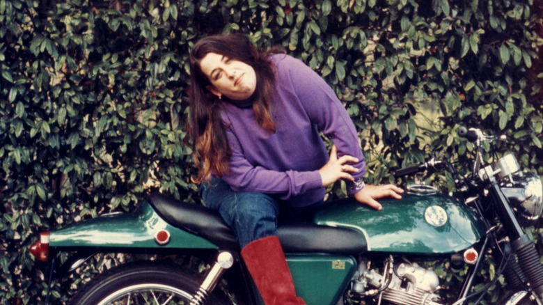 Cass Eliott sur une moto
