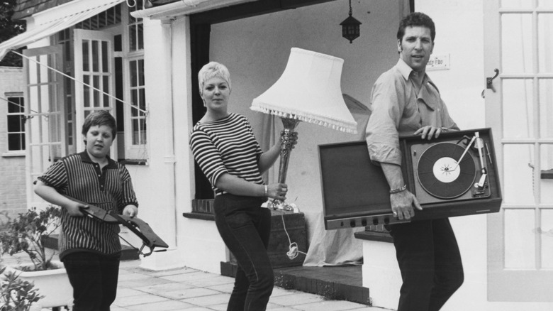 Tom Jones et sa famille transportant des meubles