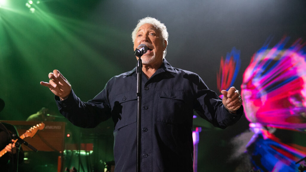 Citation du jour par Tom Jones : "Je pense que c'est bien d'avoir eu une certaine expérience du monde réel avant..."