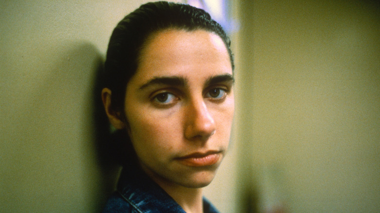 PJ Harvey, gros plan, regardant la caméra