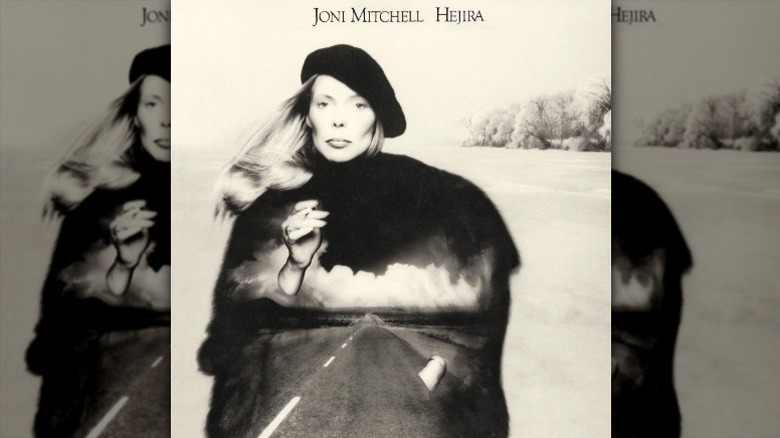 Couverture de Hejira par Joni Mitchell, représentant Mitchell avec une image d'une route projetée sur sa silhouette