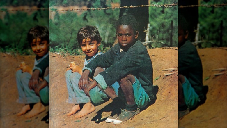 Couverture du Clube da Esquina de Milton Nascimento et Lô Borges, représentant deux garçons assis sur un chemin de terre