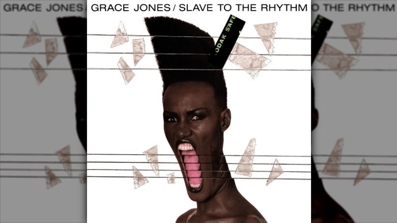 Couverture de Slave to the Rhythm de Grace Jones, présentant des photos identiques d'une Jones hurlante assemblées dans un collage qui allonge sa bouche