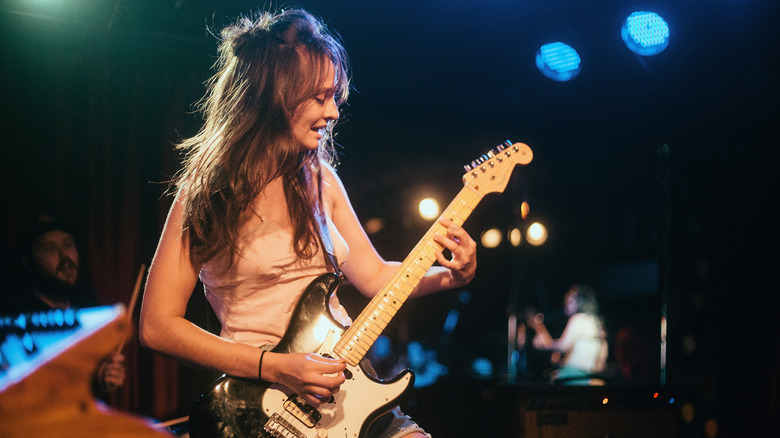 Clementine Creevy de Cherry Glazerr jouant de sa guitare sur scène en 2017
