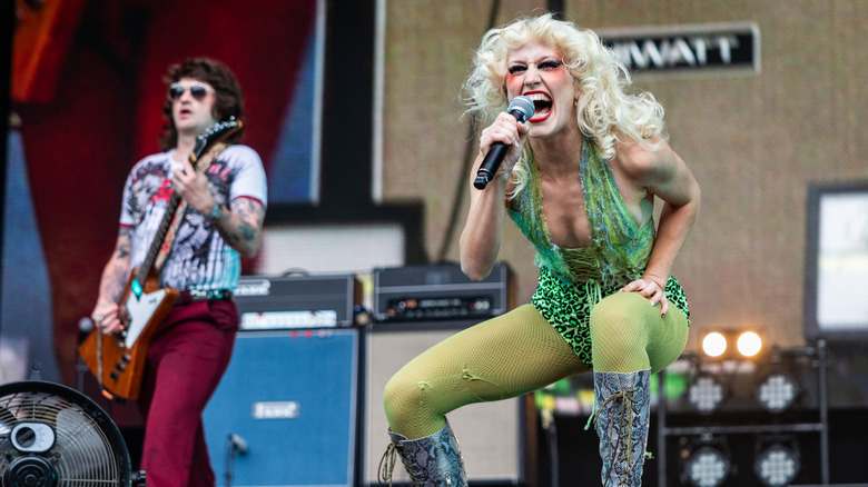 Declan Mehrtens (à gauche) et Amy Taylor d'Amyl And The Sniffers se produisent sur scène lors de l'Oyafestivalen 2026