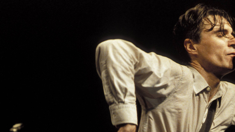 David Byrne agite les bras sur scène pendant le tournage de Stop Making Sense