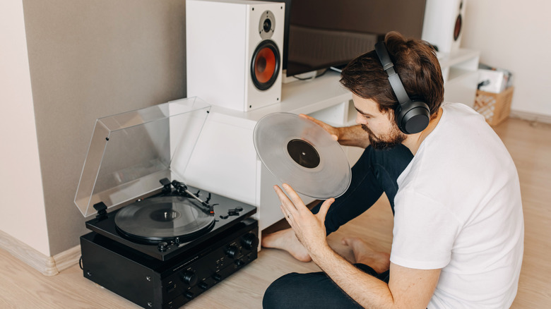 Guy plaçant un disque sur une platine