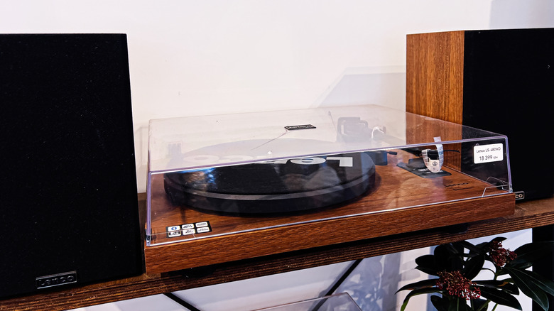 Platine vinyle entre deux enceintes