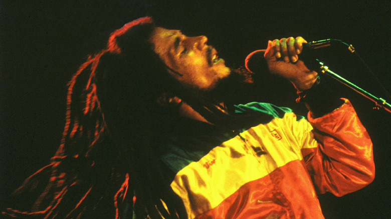 Bob Marley chante la tête en arrière