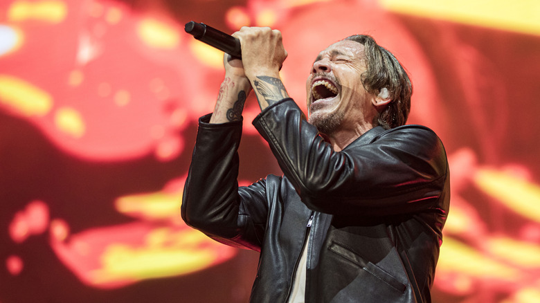 Brandon Boyd d'Incubus chantant au micro