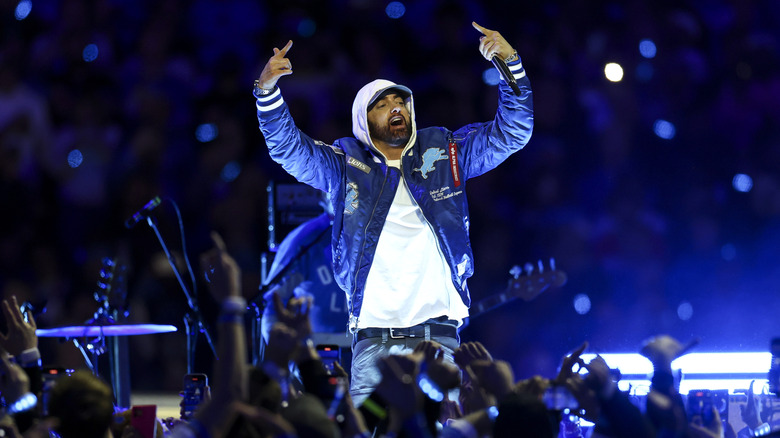 Eminem sur scène avec les mains levées