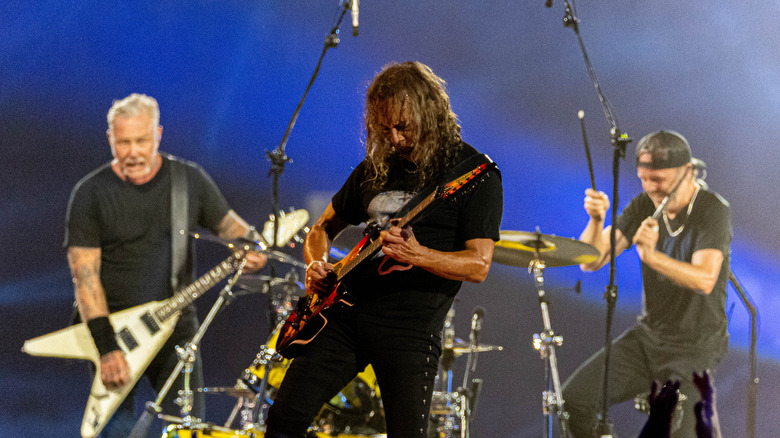 Metallica joue sur scène lors d'un concert live