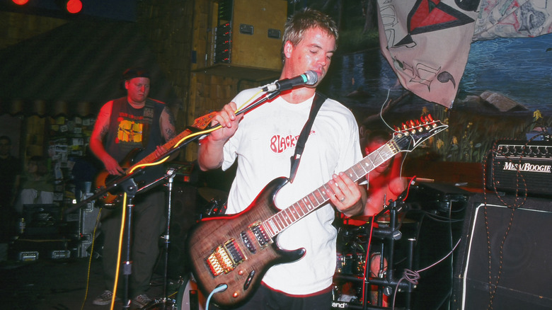 Eric Wilson et Bradley Nowell de Sublime se produisent dans une discothèque en 1995