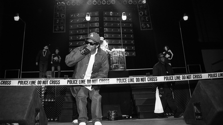 Eazy-E rappant au micro sur scène