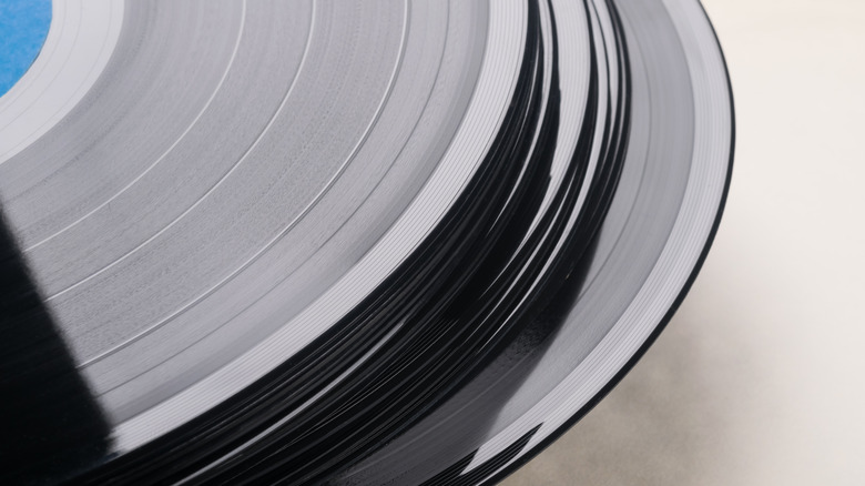 Une pile de disques vinyles noirs