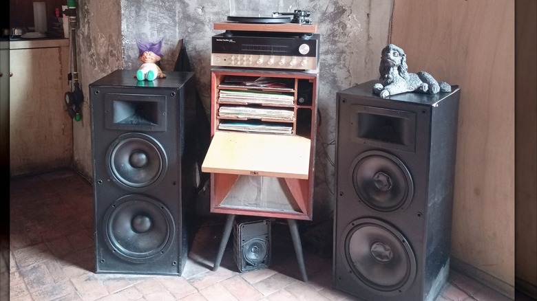 Un système stéréo vintage avec de grands haut-parleurs et un tourne-disque