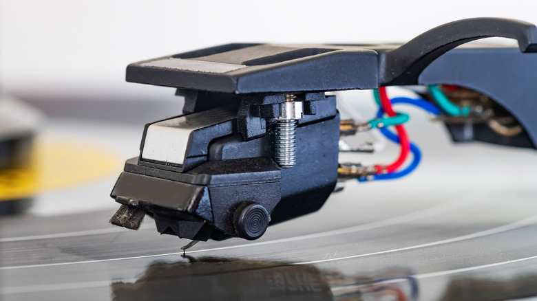 Close-up de l'aiguille sur un tourne-disque