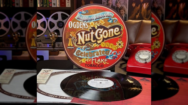 Les petits visages "Flocon de noix d'Ogdens disparu" boîte d'album à côté du disque, posée sur une table