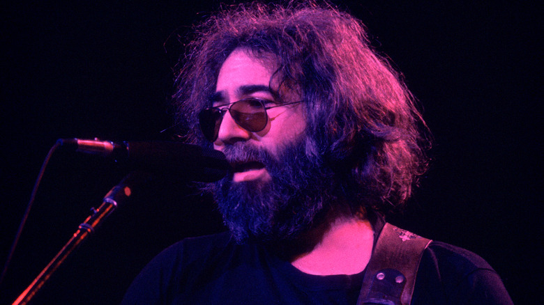 Jerry Garcia des Grateful Dead sur scène.
