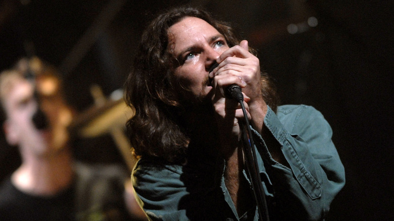 Eddie Vedder chante sur scène.