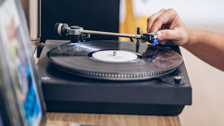 Un bras de lecture repose sur un disque vinyle