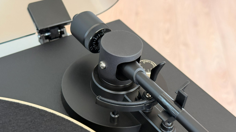 Un stylet est calibré sur un disque vinyle