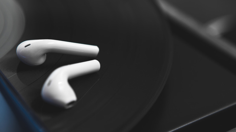 Des écouteurs sur un disque vinyle