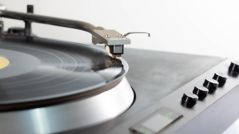 Disque vinyle sur une platine