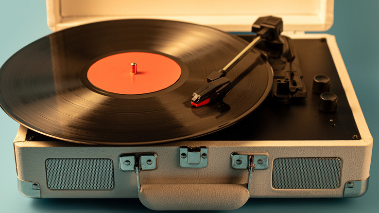 Une platine vinyle portable de style valise