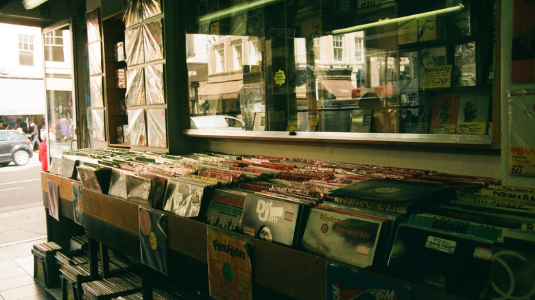Extérieur d'un magasin de disques vinyles en Angleterre