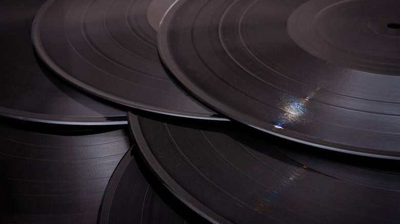 Disques vinyles empilés.
