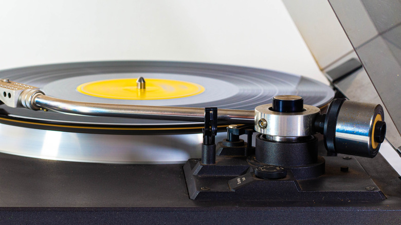 Un tourne-disque vinyle automatique.