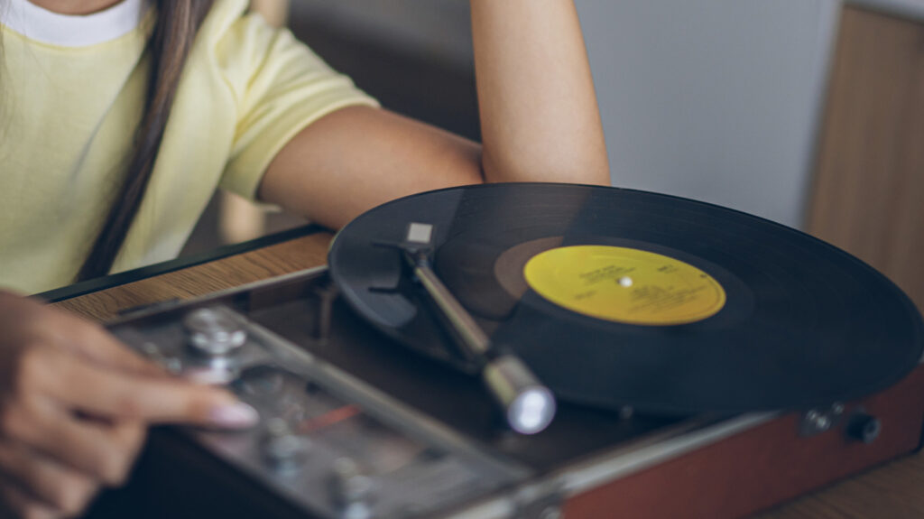 5 choses que tout nouveau collectionneur devrait prendre en compte avant d’acheter un tourne-disque vinyle
