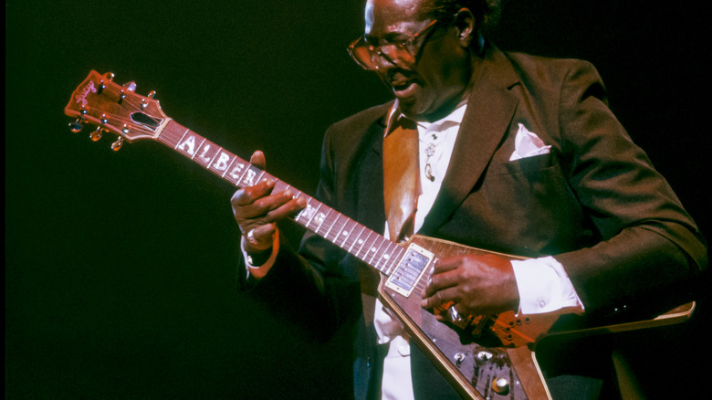 Albert King jouant un Flying V en live