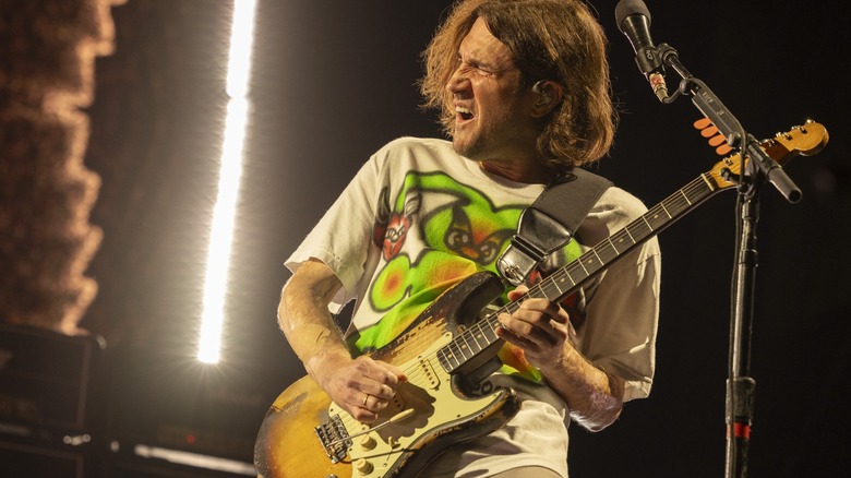 John Frusciante jouant une Stratocaster sur scène