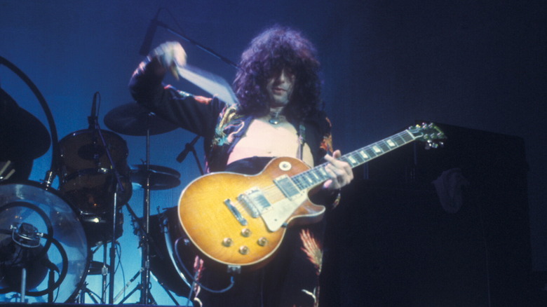 Jimmy Page jouant une Les Paul avec un archet sur scène