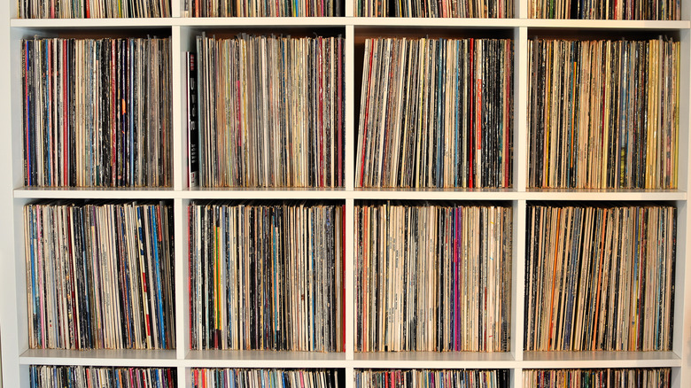 Immense collection de vinyles sur étagères