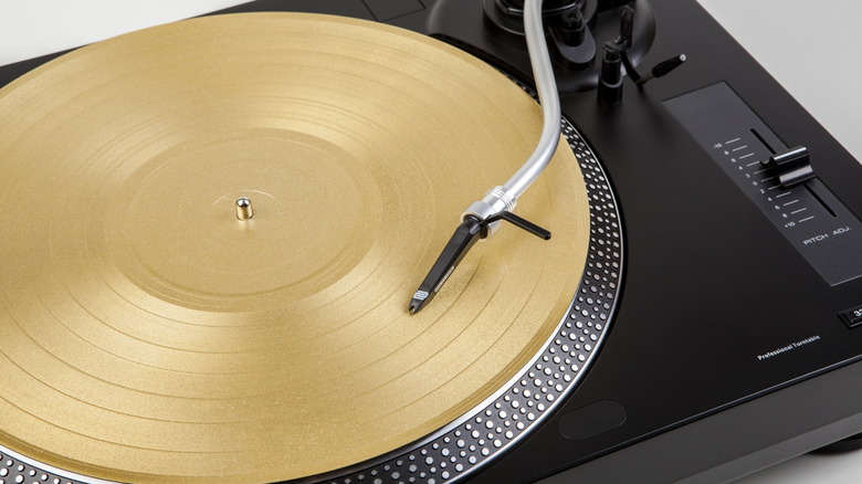 Platine vinyle avec bras de lecture étendu