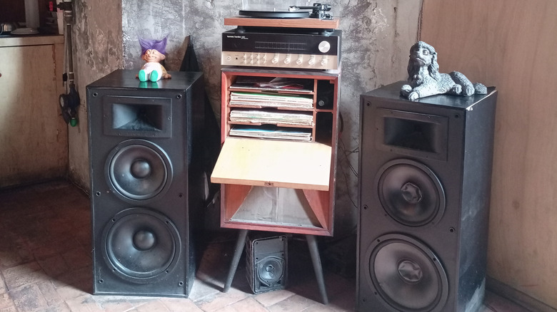 Haut-parleurs debout à côté du support en vinyle