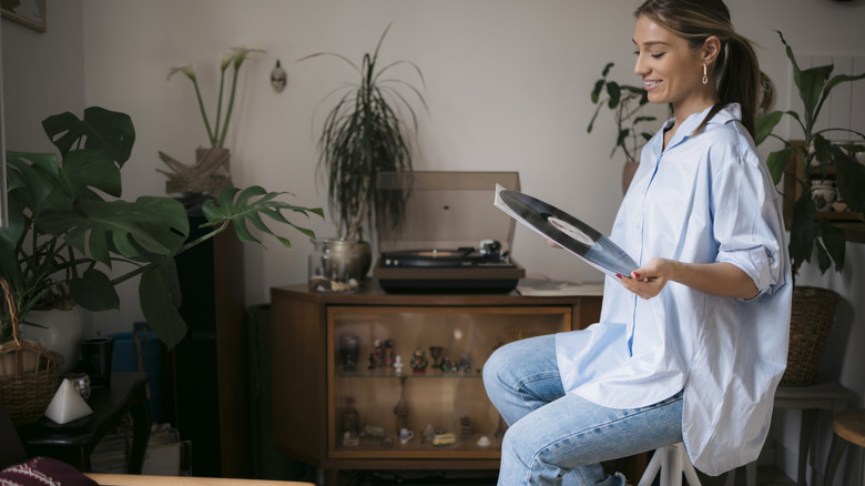 Dame sortant le vinyle de sa pochette