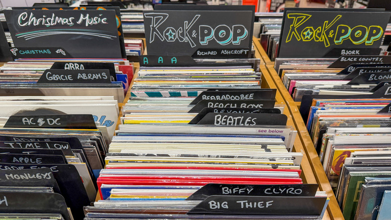 Disques vinyles dans un magasin de disques séparés par genre.