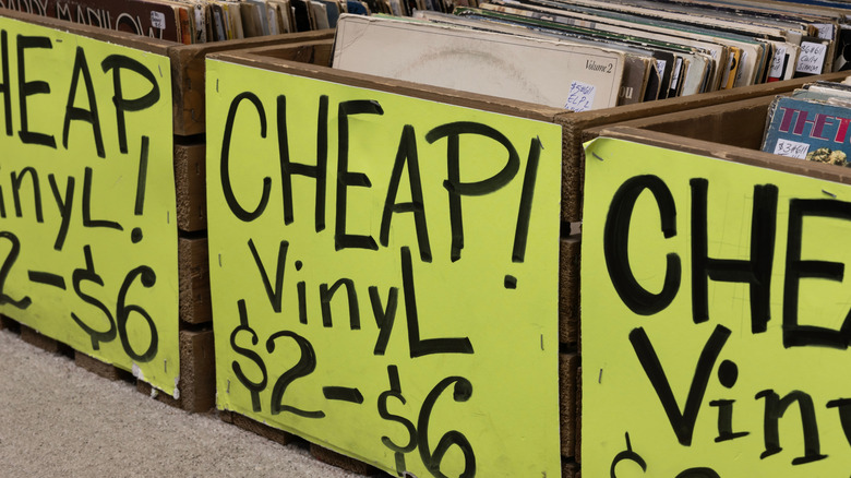 boîtes de disques marquées
