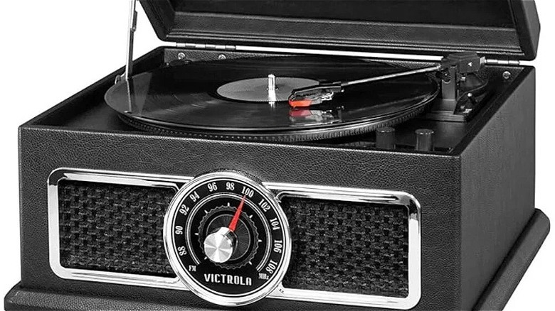 Tourne-disque Victrola Plaza avec couvercle ouvert