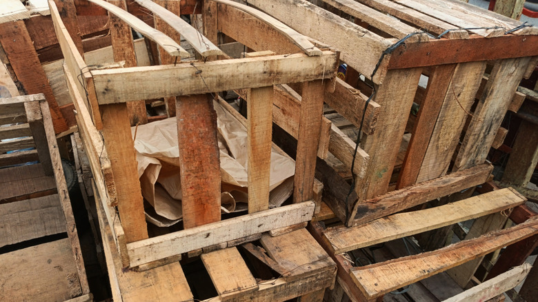 Pile de caisses de gangsters
